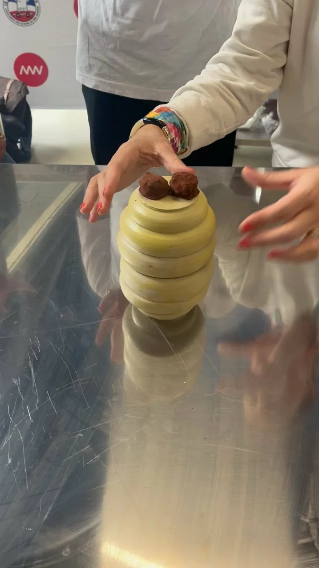 Collab avec @patisserie_jouvence qui sublime nos miels le temps d’un tea time delicatement présenté dans cette ruche en céramique créée par @charlzarl.
Juste parfait. 😇
#teatime #pastries #miel #mielnatural #sudouest #gastronomie #chef 
@sirha_omnivore @paris_coffee_show @joannice_lacemon @letourdesterroirs